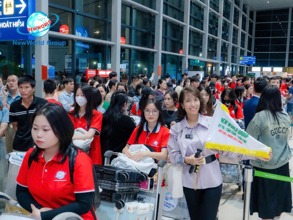 Chuyến bay kỷ lục đưa gần 100 bạn học sinh tới trường đại học Keimyung