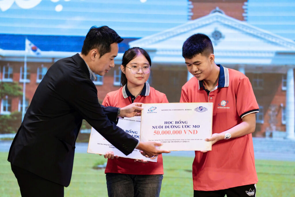 Học sinh nhận học bổng Keimyung