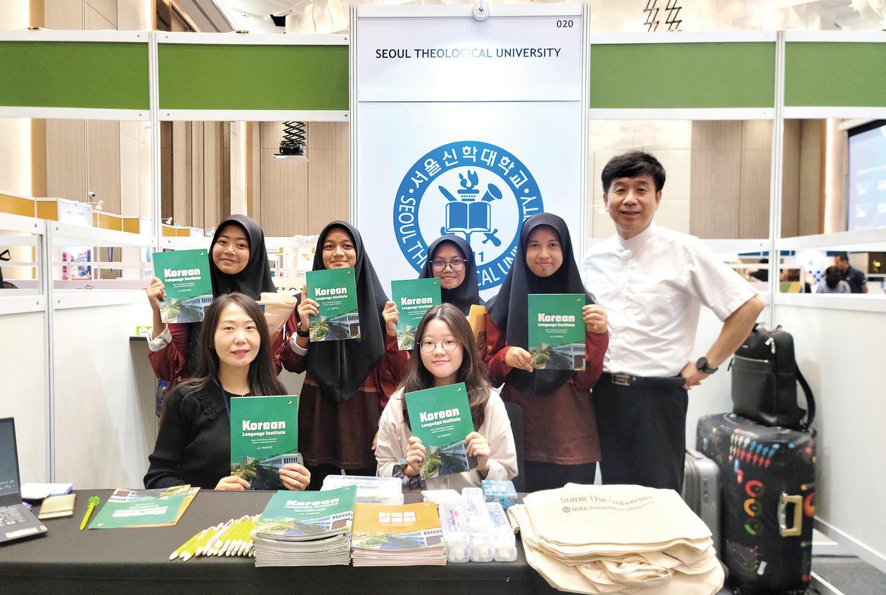 Sinh viên quốc tế học tập tại Đại học Thần học Seoul