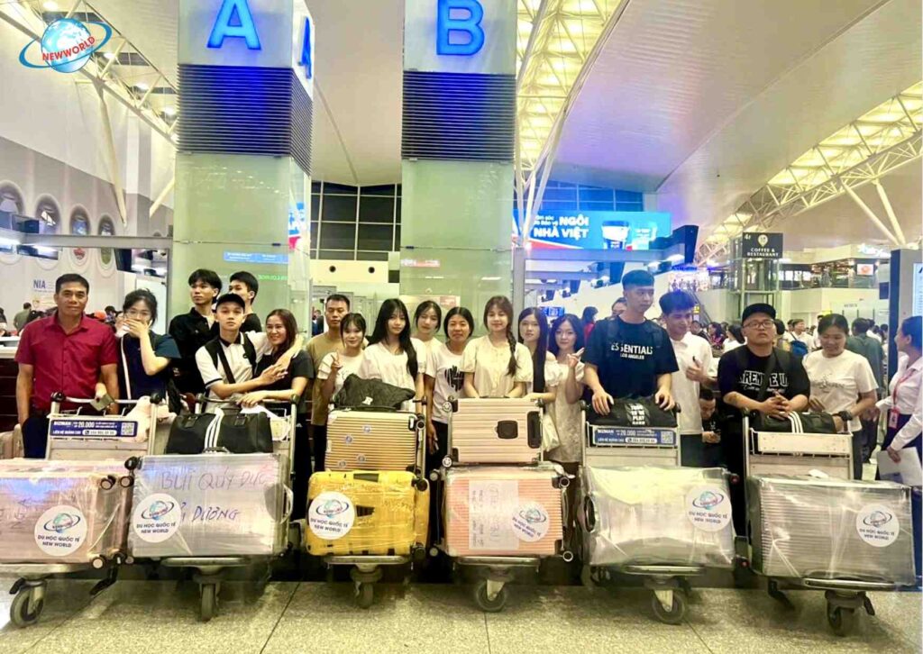 Học sinh New World bay qua trường 