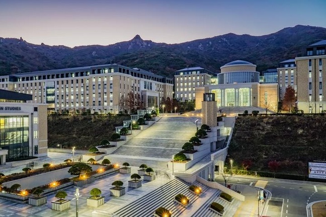 Trường đại học ngoại ngữ Busan về đêm 