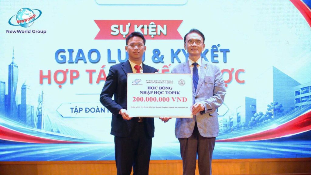 Trường đại học Hannam trao học bổng cho học sinh New World