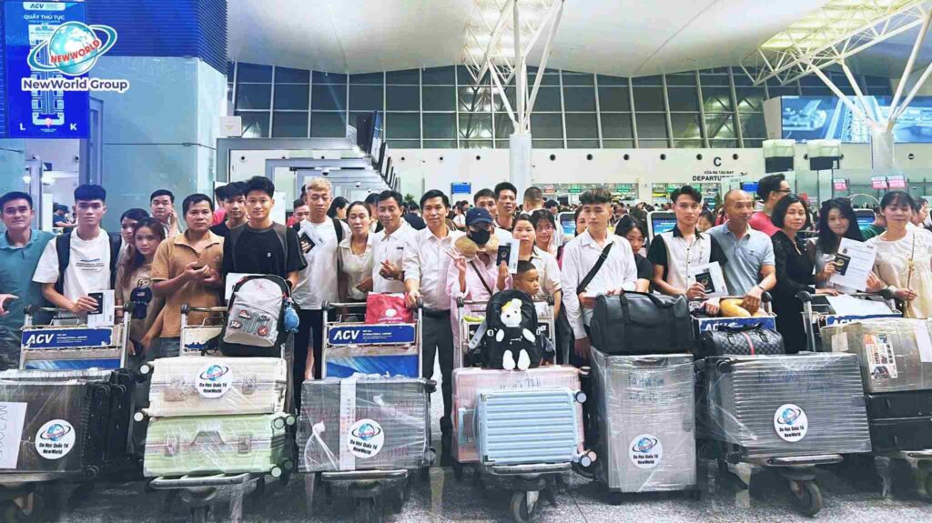 Học sinh New World bay qua trường